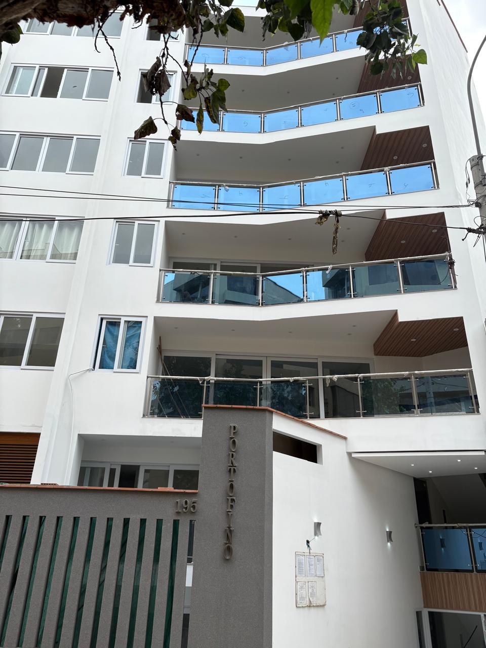 La fachada — balcones curvos de vidrio