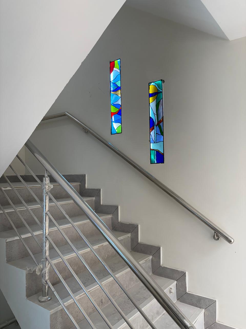Escalera con vitral de colores