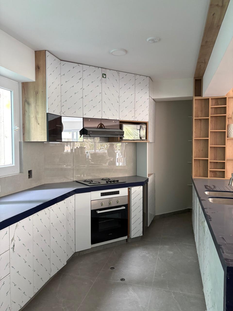 Cocina — muebles blancos y cuarzo azul