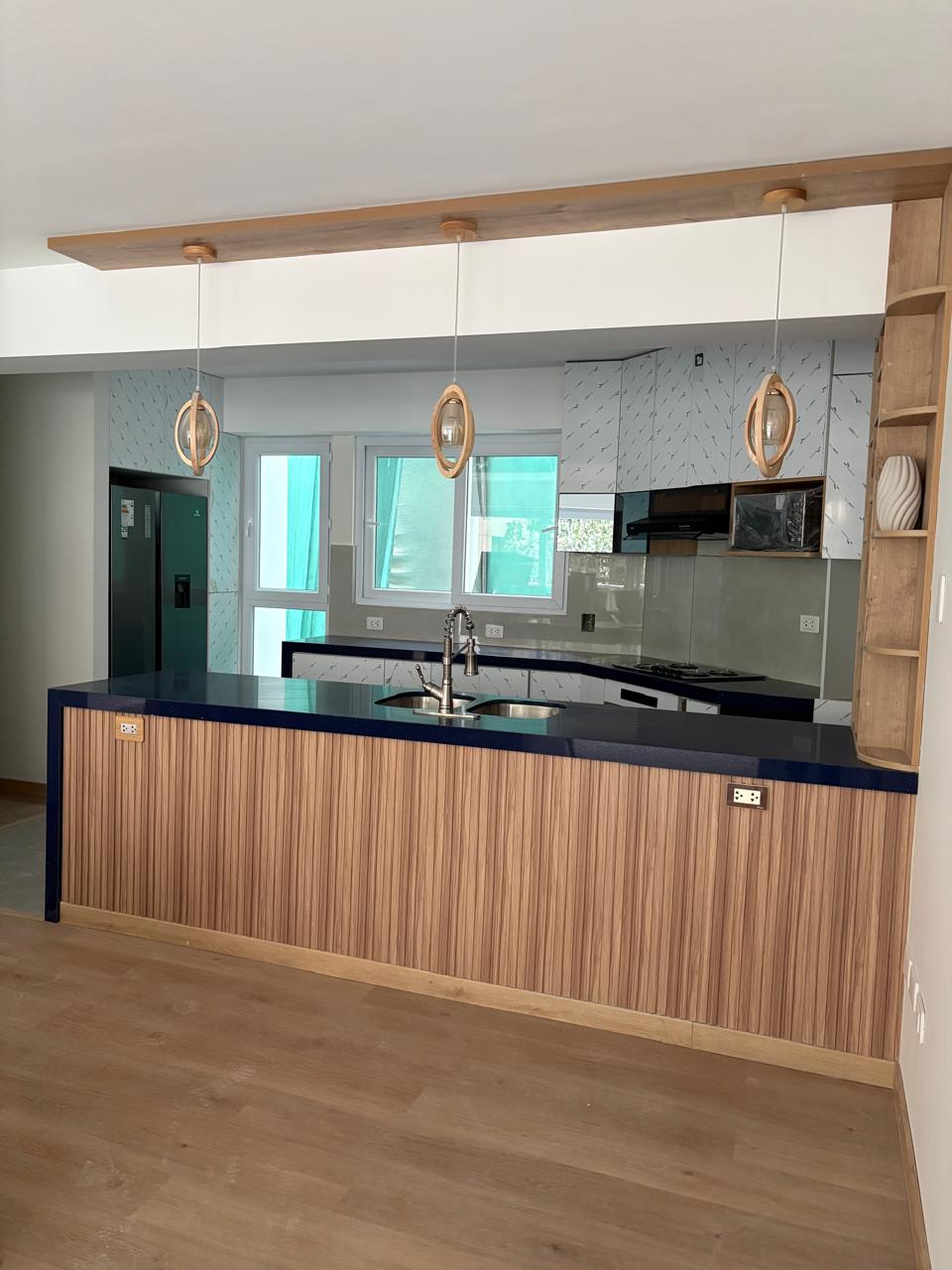 Cocina — isla con barra de madera