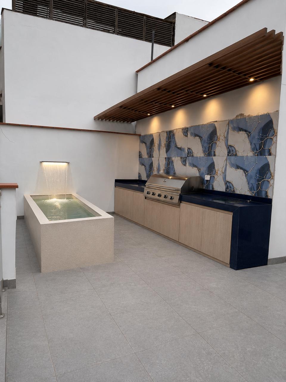 Terraza — jacuzzi y zona de parrilla