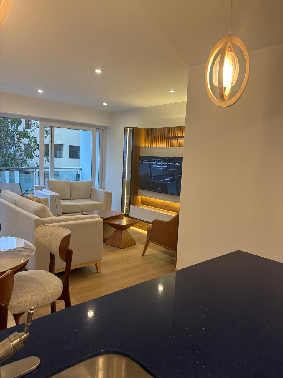 La sala vista desde la cocina