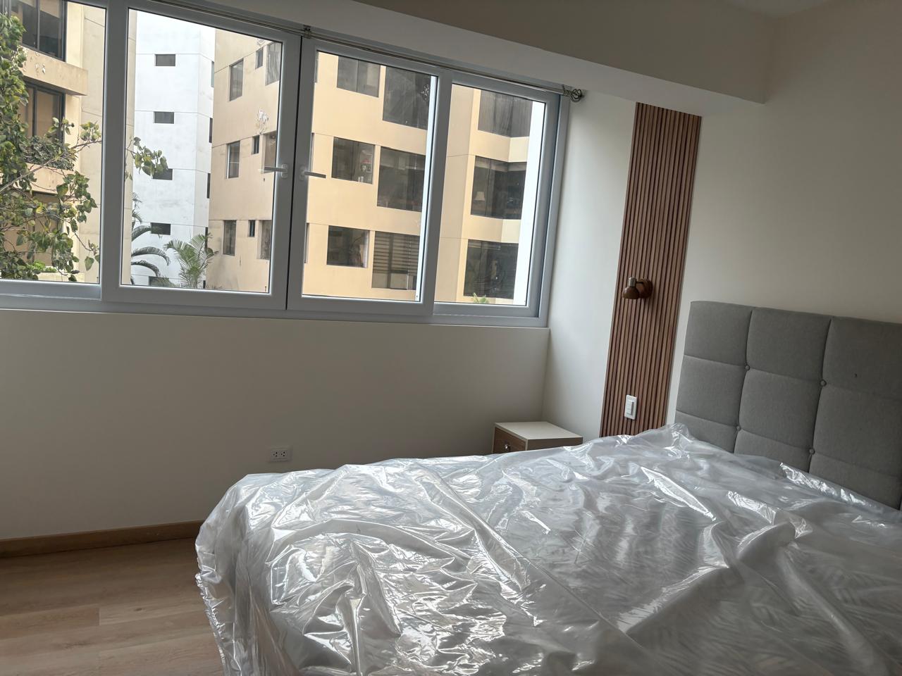 Dormitorio con ventanal