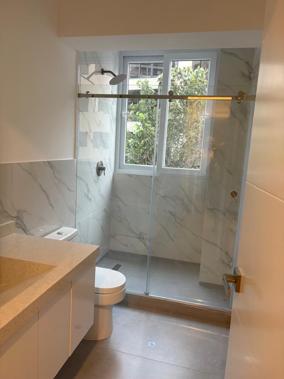 Baño — ducha de vidrio