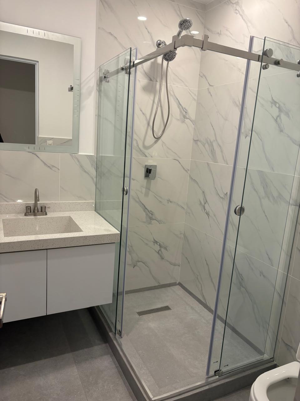 Baño — ducha de mármol