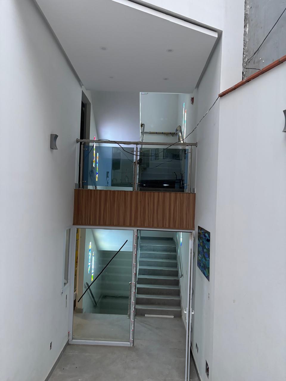 Escalera interior — doble altura