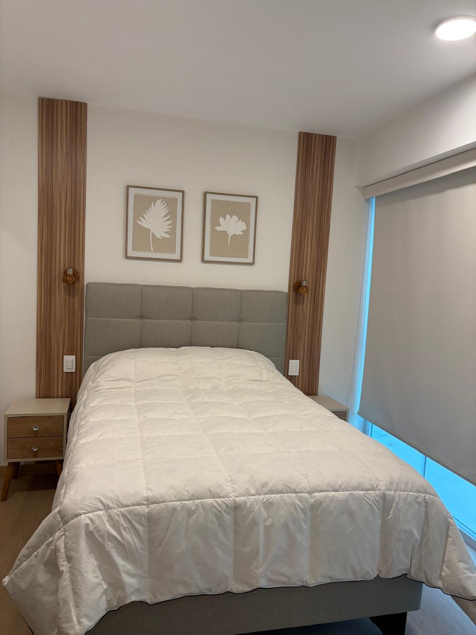 Dormitorio — arte sobre la cabecera