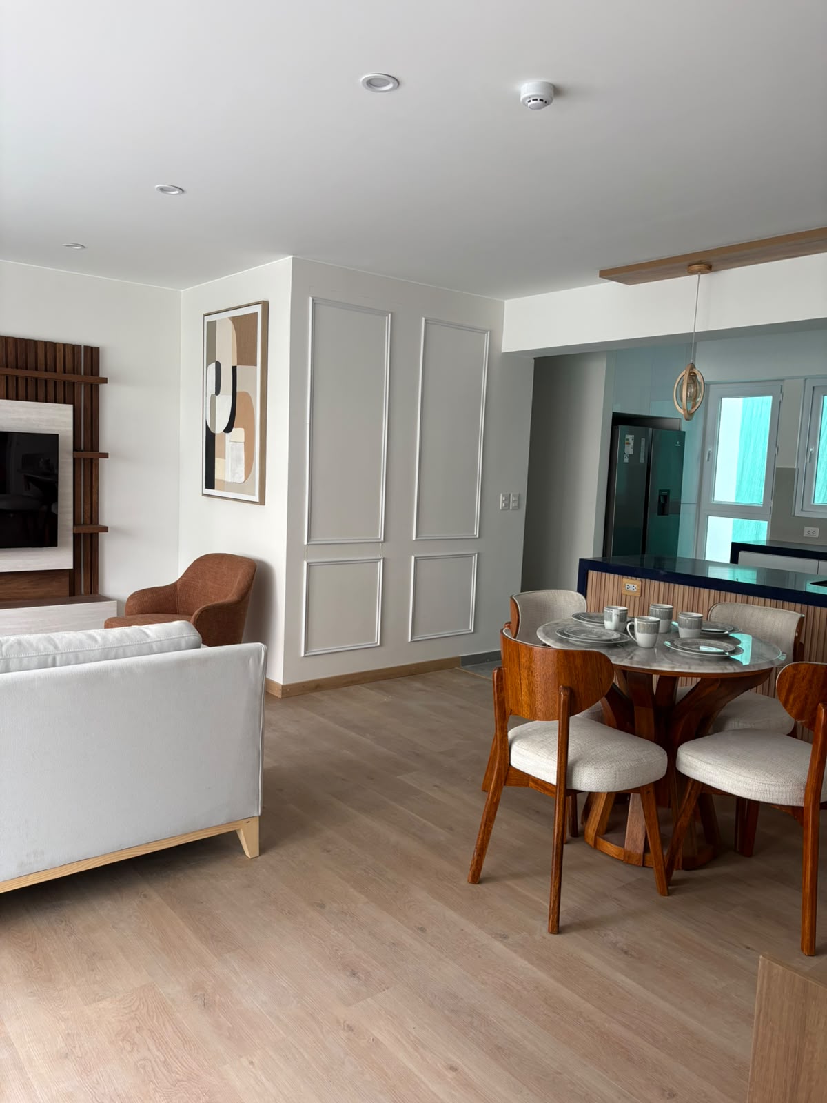 Sala comedor — cocina integrada al fondo